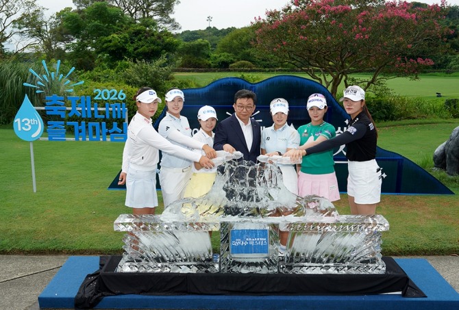 김민솔, 서교림, 고지원, 제주특별자치도개발공사 사장직무대행 강성훈, 고지우, 박현경, 김민선7이 ‘제13회 제주삼다수 마스터스’ 개막을 앞두고 열린 공식 포토콜에서 얼음 조형물을 함께 기념촬영을 하고 있다. 사진=강병구 기자