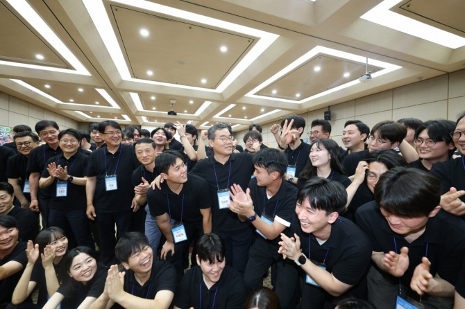 김보현 대우건설 사장이 임기 만료를 앞두고 소임을 다했다며 용퇴를 결정했다. 김보현 사장(가운데)이 올해 하반기 대우건설 신입사원들과 간담회를 가진 후 기념사진을 촬영하는 모습. 사진=대우건설