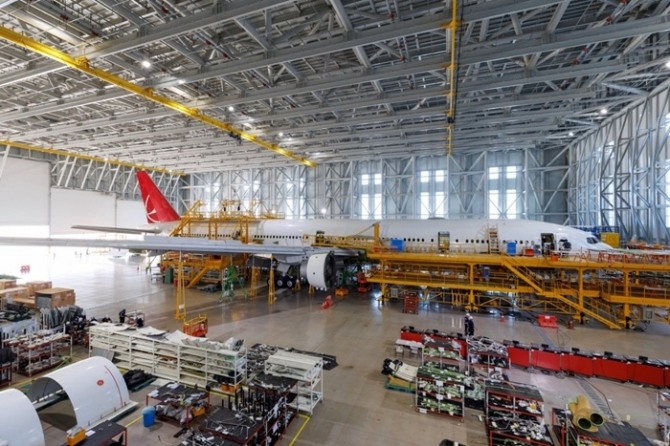 인천공항 첨단복합항공단지 IKCS 화물기 개조시설에서 보잉 777-300ER 여객기를 화물기로 개조하는 작업이 진행중이다. 사진=인천국제공항공사
