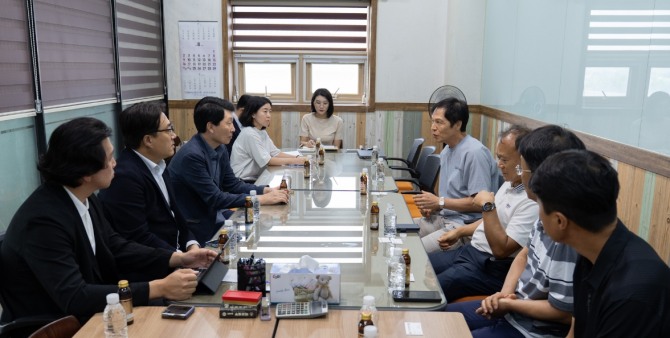 지난 11월 경상원이 운영 우수 사례 김포 모아패션아울렛 상권 현장을 찾아 운영 사례 등을 듣고 있다. 사진=경상원
