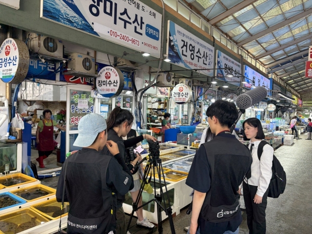 서울 태안 청소년들이 태안 시장에서 영상을 촬영하고 있다. 사진=서울청소년미디어센터