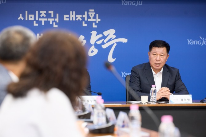 정덕영 양주시장이 간부회의를 진행하고 있다. 사진=양주시