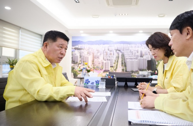 정덕영 양주시장이 업무보고를 받고 있다. 사진=양주시