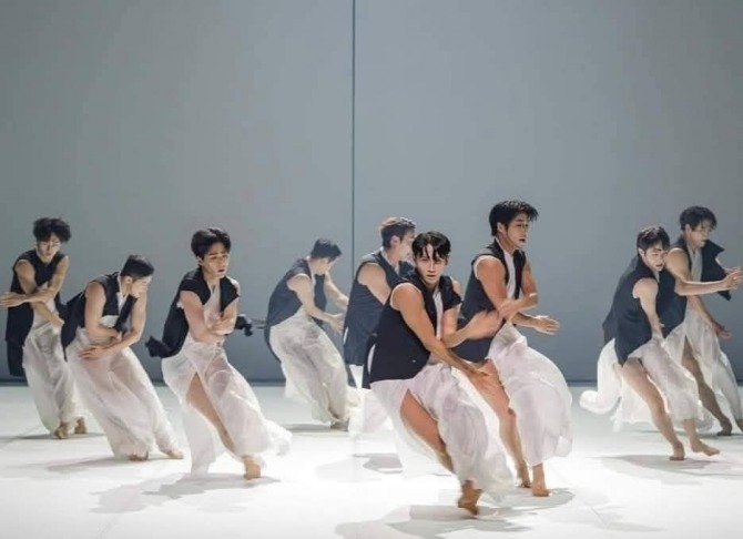 김종덕(국립무용단 단장, 예술감독) 안무의 '사자의 서'