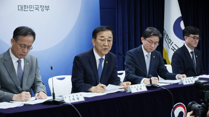 김윤덕 국토교통부 장관이 13일 서울 종로구 정부서울청사에서 전월세 및 매매시장 안정을 위한 주택 신속공급 방안 및 부동산 시장 안정을 위한 금융 종합대책 합동브리핑을 하고 있다. (사진=연합뉴스)