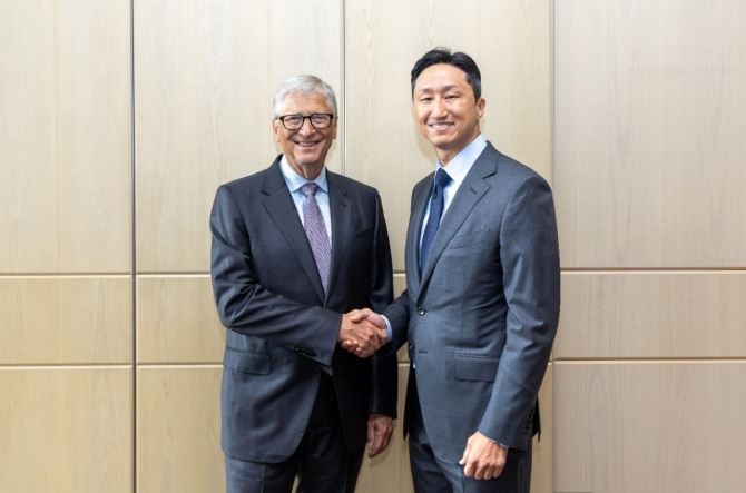 정기선 HD현대 회장(오른쪽)이 빌 게이츠(Bill Gates) 테라파워(TerraPower) 창업자 겸 이사회 의장과 14일 만나 기념사진을 촬영하고 있다. 사진=HD현대