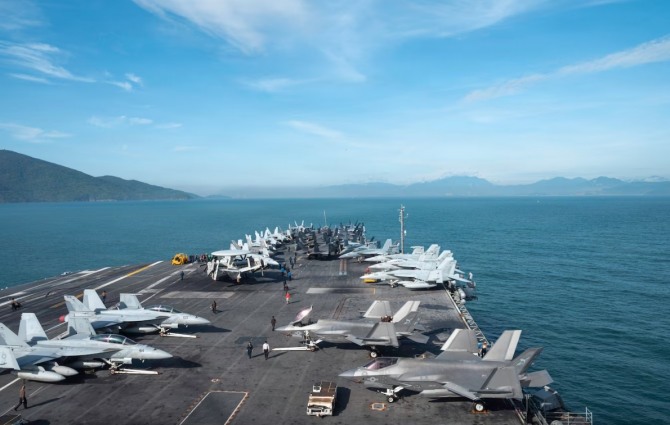 지난달 30일 베트남 다낭항으로 입항하는 조지 워싱턴함의 갑판에 F-35 스텔스전투기 등 함재기들이 주기돼 있다. 사진=미해군