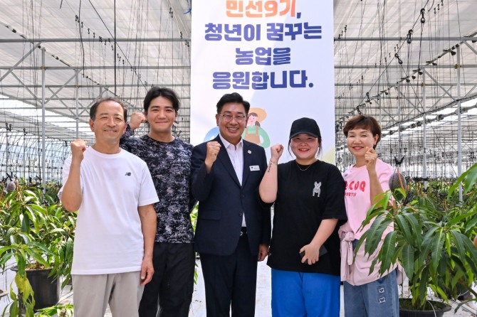 전진선 양평군수가 청년 농가를 찾아 기념 촬영을 하고 있다. 사진=양평군