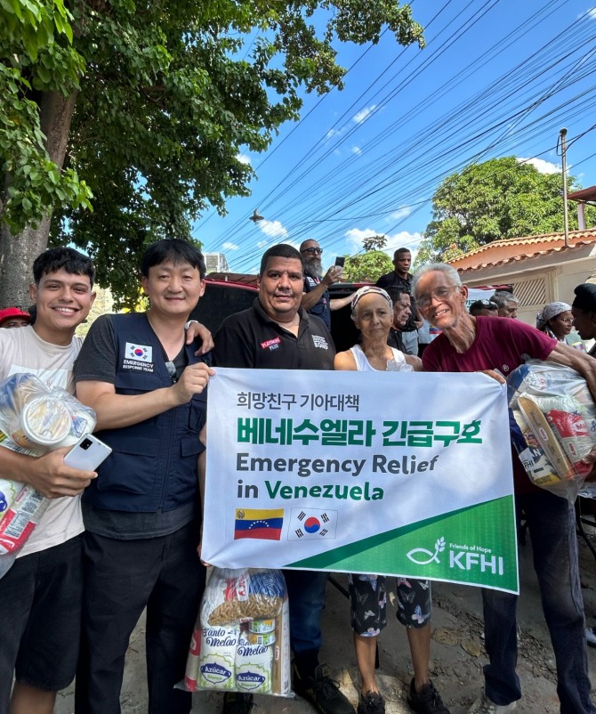 희망친구 기아대책 박준돈 인도적지원팀장이 베네수엘라 강진 이재민들에게 식량키트를 배분하고 있다.   사진=희망친구 기아대책