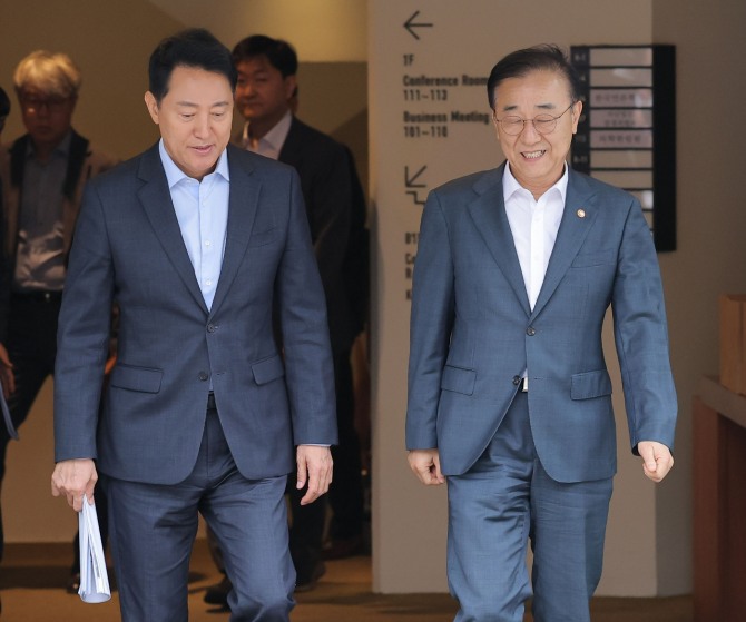 김윤덕 국토교통부 장관과 오세훈 서울시장이 20일 서울 모처의 한 식당에서 용산공원을 활용한 주택 공급 등 서울 주택 문제 협의를 마친 뒤 자리를 떠나고 있다. 사진=연합뉴스