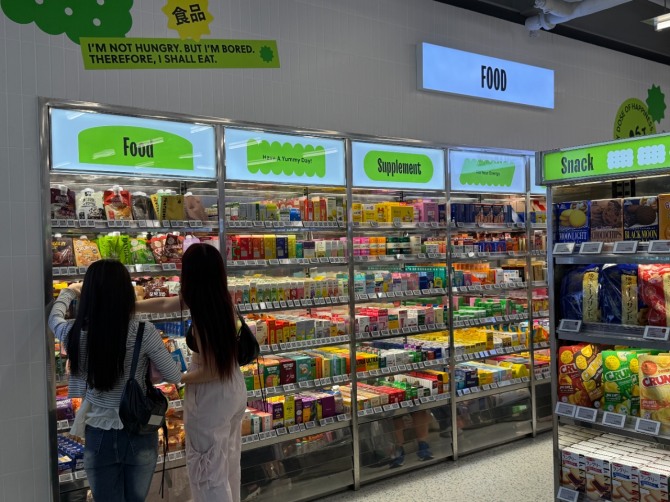 서울 중구 올리브영 명동 타운점의 FOOD 코너에서 고객들이 식품과 건강 관련 상품을 살펴보고 있다. 사진=황효주 기자