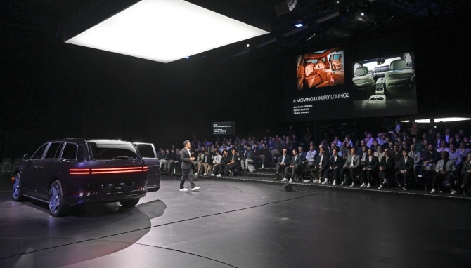 안세진 제네시스프로젝트2실 상무가 'GV90 월드 프리미어 테크 브리프'에서 GV90의 개발 철학을 설명하고 있다. 사진=제네시스