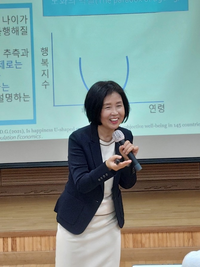 신미화 교수가 환하게 웃으며 강연하고 있다. 사진=신현정 중부대 교수