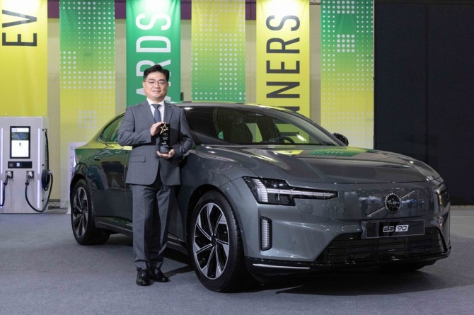 볼보 플래그십 전기세단 ES90이 'EV 어워즈 2026'에서 미디어 픽(Pick) EV를 수상했다. 사진=볼보자동차코리아