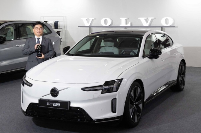 볼보 플래그십 전기세단 ES90이 'EV 어워즈 2026'에서 미디어 픽(Pick) EV를 수상했다. 사진=볼보자동차코리아