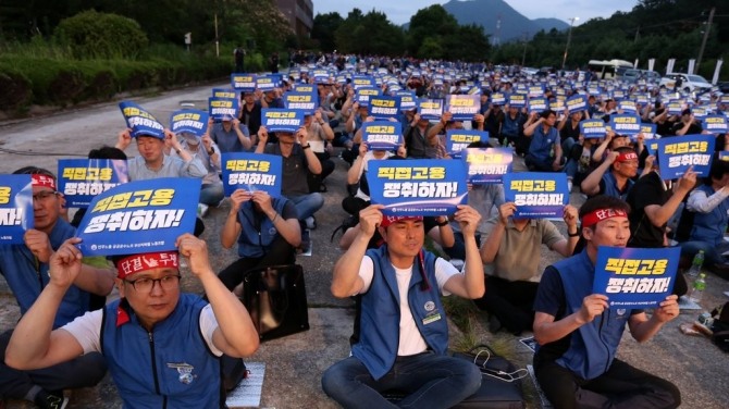 2019년 부산지하철노조 총파업 현장. 노사는 인력 충원과 근무체계 개선을 놓고 충돌한 끝에 신규인력 540명 채용과 4조2교대 개선에 합의했다. 사진=연합뉴스