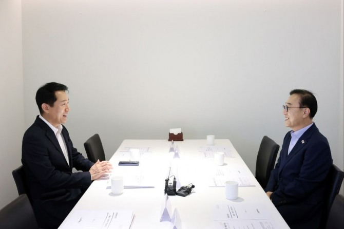 김윤덕 국토교통부 장관(오른쪽)과 오세훈 서울시장이 26일 서울 중구 컨퍼런스하우스 달개비에서 용산공원을 활용한 주택 공급 등 서울 주택 문제에 대해 협의하고 있다. 사진=연합뉴스