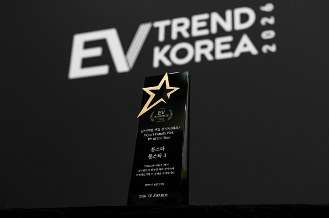 폴스타 플래그십 전기 퍼포먼스 SUV '폴스타 3'가 EV 어워즈 2026에서 '심사위원 선정 올해의 전기차' 해외 부문을 수상했다. 사진=폴스타코리아