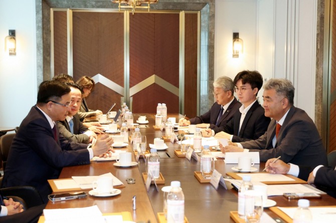 정원주 대우건설 회장과 레 마잉 훙 베트남 산업통상부 장관이 면담하고 있다. 사진=대우건설