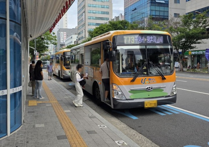 울산 시내버스 노사가 28일 오전 3시50분 임금협상을 타결하면서 예고됐던 전면파업을 피했다. 울산지역 108개 노선 709대는 이날 첫차부터 정상 운행했다. 사진=뉴시스