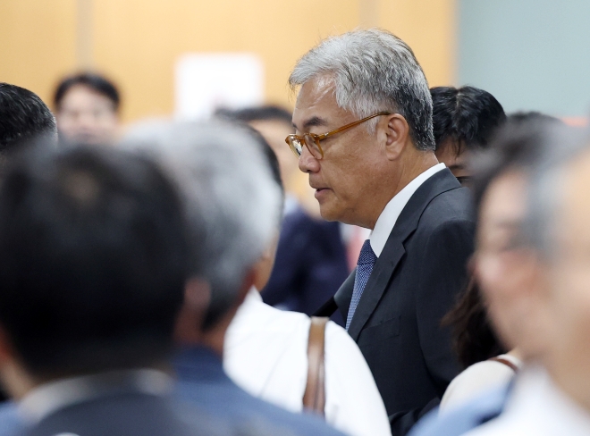 정진석 전 대통령 비서실장이 28일 서울 서초구 서울중앙지법에서 열린 헌법재판관 미임명·지명 의혹 사건 1심 결심공판에 출석하고 있다. 사진=연합뉴스