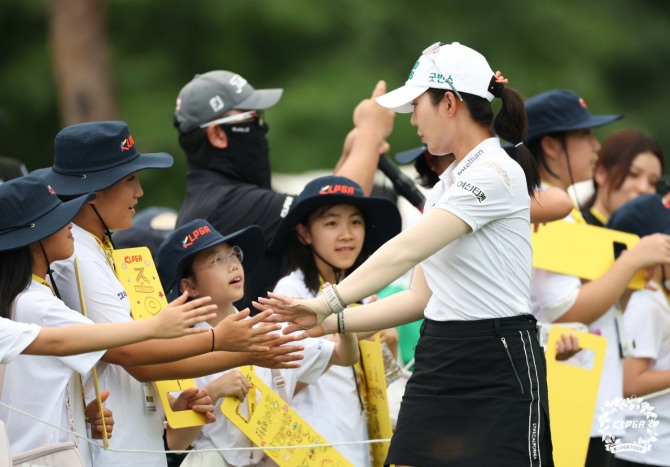갤러리들과 손맞추는 장은수. 사진=KLPGA 박준석 포토