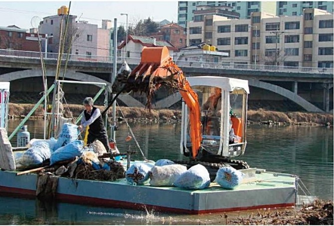 태화강 수질 복원 과정에서 강바닥에 쌓인 퇴적오니를 제거하고 있다. 생활오수와 공장폐수 등으로 오염된 진흙과 찌꺼기를 걷어내 수질 개선과 하천 자정기능 회복을 추진했다. 사진=울산시·연합뉴스