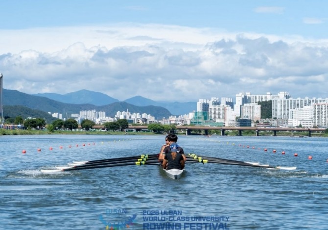 태화강에서 열린 세계명문대학 조정 페스티벌에서 참가 선수들이 힘차게 물살을 가르고 있다. 한때 공업용수로도 사용하기 어려웠던 태화강은 수질 회복 이후 국제 조정경기가 열리는 수상스포츠 무대로 바뀌었다. 사진=UWRF(울산 세계명문대학 조정 페스티벌) 공식 인스타그램