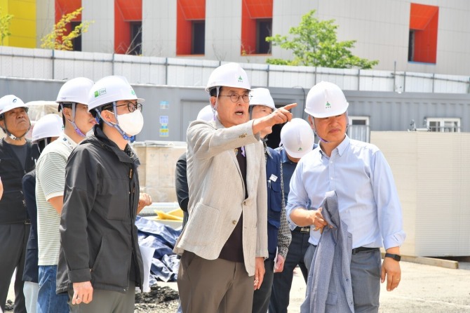 이순걸 울주군수가 울주병원 리모델링 공사 현장을 점검하고 있다. 울주병원은 공사 범위가 확대되며 개원이 늦춰지고 사업비도 534억원으로 늘었다. 사진=울주군