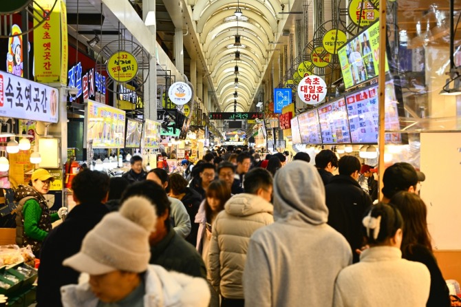 속초관광수산시장에서 해산물과 닭강정 등 오감을 즐기는 게 속초 여행의 제맛이다. 사진=속초시
