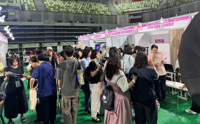 지난해 울산 문수체육관에서 열린 여성 일자리 박람회에서 구직자들이 기업 부스를 찾아 채용상담을 받고 있다. 당시 100개 기업과 구직자 1100여명이 참여했다. 사진= 울산문화관광재단