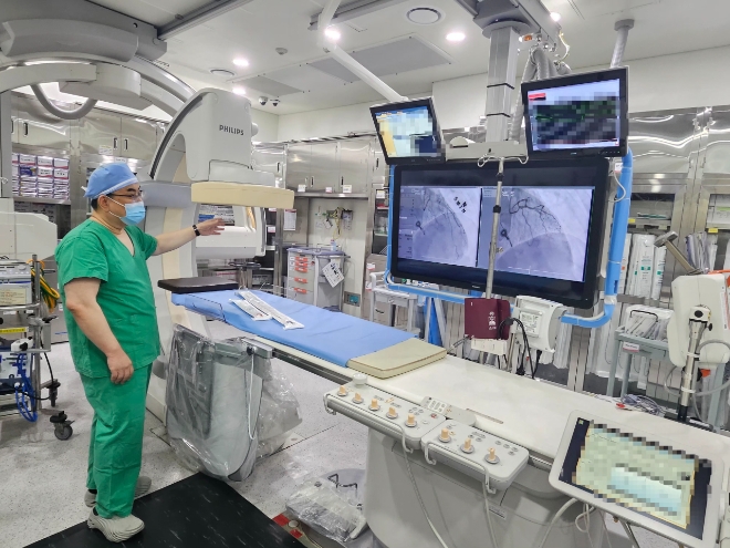 한성우 한림대학교동탄성심병원 순환기내과 교수가 3일 심혈관조영실에서 기자들에게 관상동맥조영술과 심혈관 중재시술 과정에 대해 설명하고 있다. 사진=황소원기자