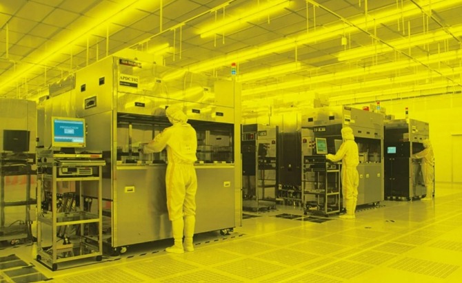 "AI 수요 폭증에 팹 가동률 103%"… 中 2위 화홍, 국가 빅펀드와 우시 공장에 '42억 달러 투입'