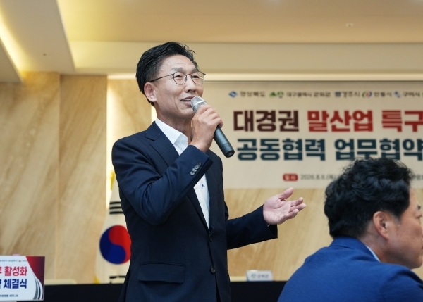 영천시장이 대경권 말산업 특구 활성화 공동협력 업무협약 행사에서 말산업 육성과 협력 방향을 설명하고 있다. 영천시는 렛츠런파크 개장을 계기로 한국마사회 본사 유치와 말산업 집적화를 추진하고 있다. 사진=영천시