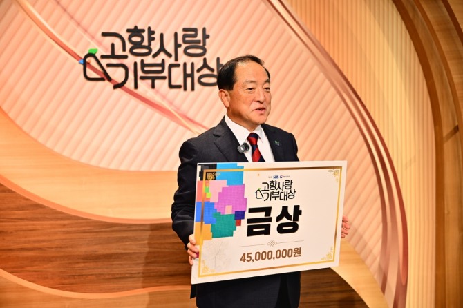 고향사랑기부대상에서 금상을 받은 이병선 속초시장은 기부자들의 뜻이 지역사회에 고루 따뜻하게 전달될 수 있도록 하겠다고 했다.  사진=속초시