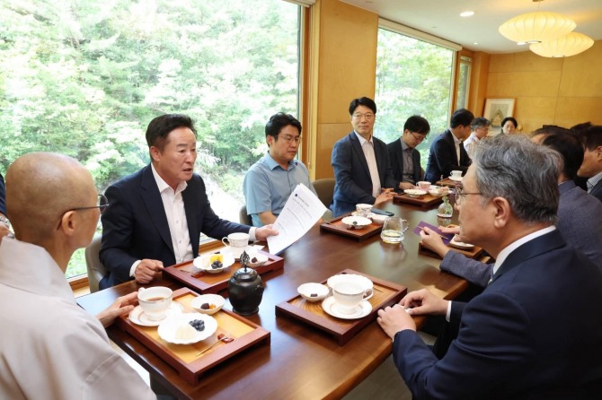 지난 4일 박권현 청도군수(왼쪽 두번째)가 운문사에서 허민 국가유산청장에게 수장고 건립 등 지역 국가유산 현안을 설명하고 있다. 사진=청도군
