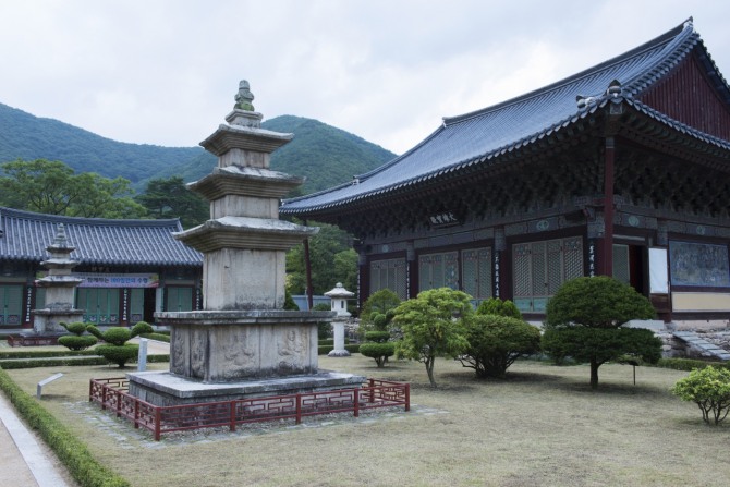 청도 운문사 동·서 삼층석탑과 대웅보전. 신라시대 석탑과 조선시대 건축물이 한 공간에 남아 운문사의 오랜 불교문화 역사를 보여준다. 사진=국가유산청