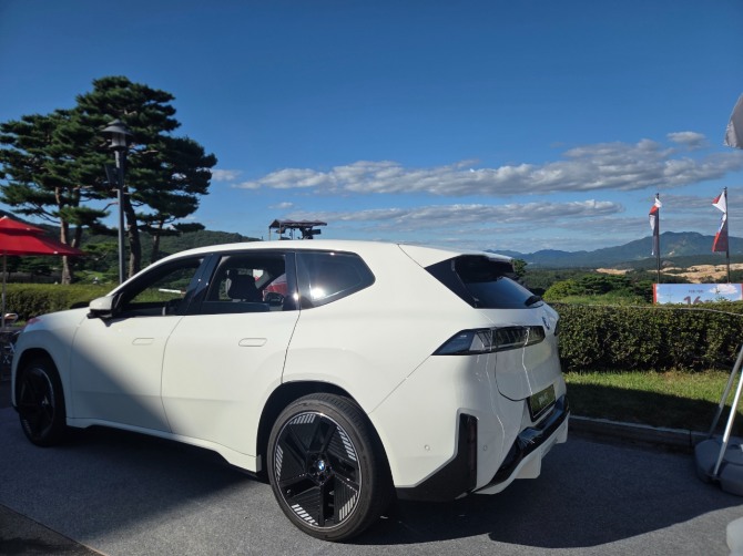 갤러리 부스 앞에 전시중인 도이치 모터스의 BMW 차. 사진=글로벌이코노믹 