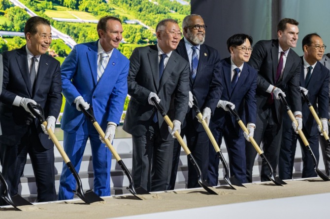 미국 루이지애나주 도널슨빌에서 4일(현지시각) 열린 HPLS(HYUNDAI-POSCO Louisiana Steel) 전기로 제철소 기공식에 참석한 장인화 포스코그룹 회장(왼쪽부터), 제프 랜드리 루이지애나 주지사, 정의선 현대자동차그룹 회장, 트로이 카터 연방 하원의원, 김정관 산업통상부 장관, 윌리엄 키밋 미국 상무부 국제무역담당 차관, 이보룡 현대제철 사장 등이 공장 건설을 알리는 첫 삽을 뜨고 있다. 사진=현대차그룹