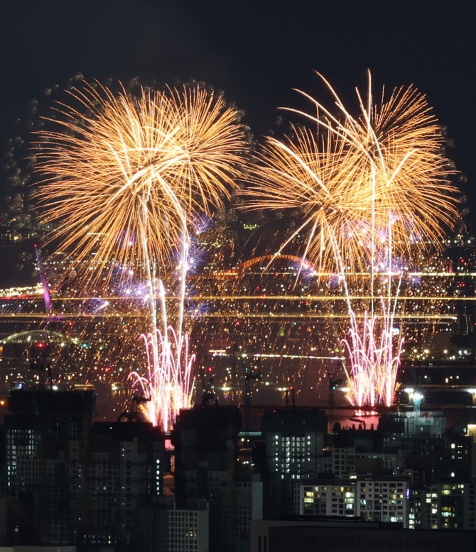 5일 서울 여의도 한강공원에서 열린 '2026 서울세계불꽃축제'에서 화려한 불꽃이 밤하늘을 수놓고 있다. 사진=연합
