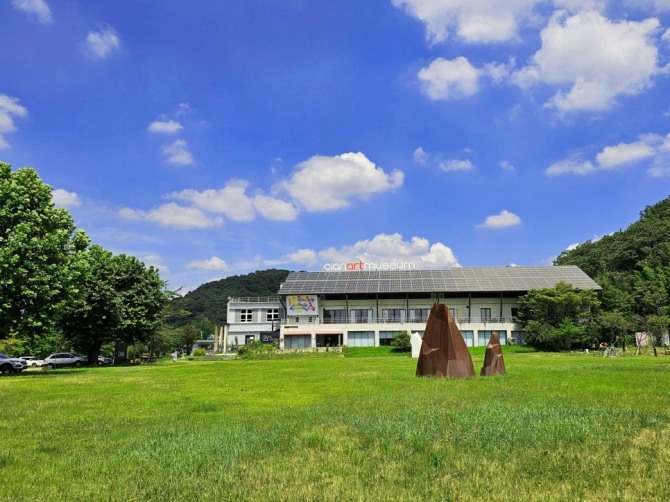 옛 화산초등학교 가상분교를 리모델링한 시안미술관. 폐교 건물과 넓은 야외조각장을 활용해 현대미술 전시와 문화행사를 운영하고 있다.  사진=영천시 블로그  