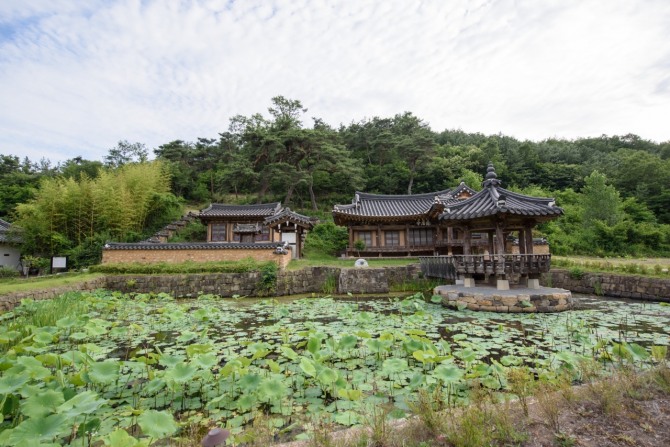 귀애정 앞 네모난 연못과 둥근 섬, 주변 산과 들이 한 풍경으로 이어져 있다. 세 면을 담장 없이 열어둔 개방적인 정원 구성이 귀애정의 특징이다. 사진=한국문화원연합회 지역N문화