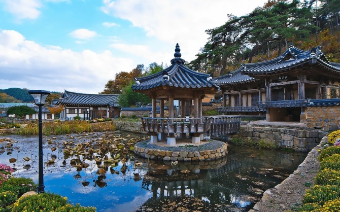 귀애정 앞 연못의 육각정. 사진=귀애고택 홈페이지