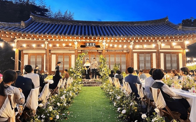 귀애고택 마당에서 열린 결혼식. 고택은 숙박과 전통체험뿐 아니라 각종 행사 공간으로도 활용되고 있다. 사진=귀애고택 홈페이지