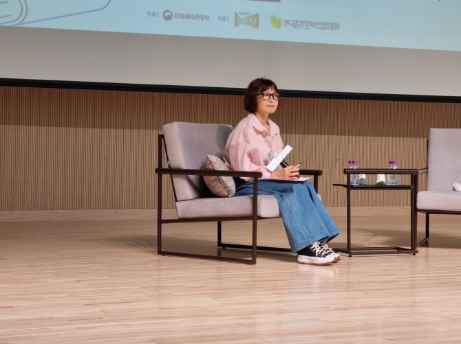 77학번인 은희경 작가는 통이 넓은 청바지에 검은 운동화를 신은 단정한 패션이었다. 단발머리가 나이를 가늠키 어렵게 한다. 사진=엄정권 기자