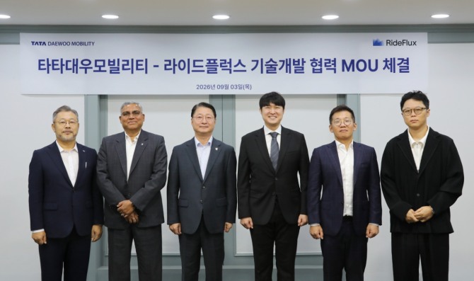 타타대우모빌리티가 라이드플럭스와 기술개발 협력 MOU를 체결했다. (좌측부터)이윤규 타타대우 연구소장, 아닐 신하 (ANIL SINHA) 타타대우 부사장, 김태성 타타대우 사장 박중희 라이드플럭스 대표, 강혁 라이드플럭스 CFO. 사진=타타대우모빌리티