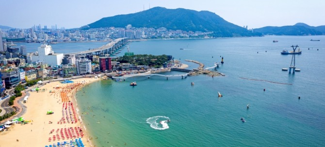 송도해수욕장은 해상케이블카와 구름산책로, 용궁구름다리 등 관광시설이 해변과 이어져 있어 여름철 해수욕 기간이 끝난 뒤에도 관광객이 찾는다. 이번 패션쇼도 바다와 석양, 해변 데크를 무대로 활용했다. 사진=부산광역시 비짓부산
