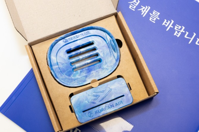 대한항공의 비품을 재활용하여 제작한 업사이클링 비누 받침대와 치약짜개 세트. 사진=대한항공