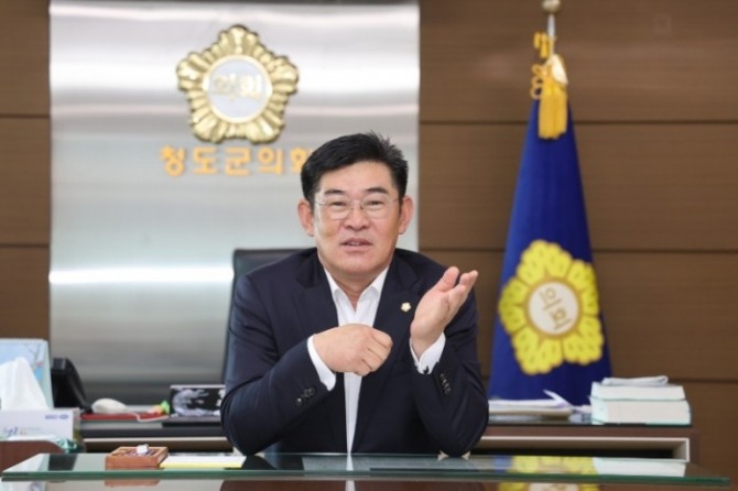 손영우 청도군의회 의장이 의장 집무실에서 인터뷰를 하고 있다. 사진=청도군의회