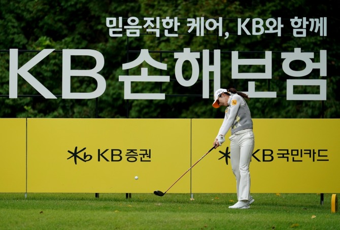 안송이가 ‘KB금융 골든라이프 챔피언십’ 1라운드에서 힘차게 티샷하고 있다. 사진=강병구 기자
